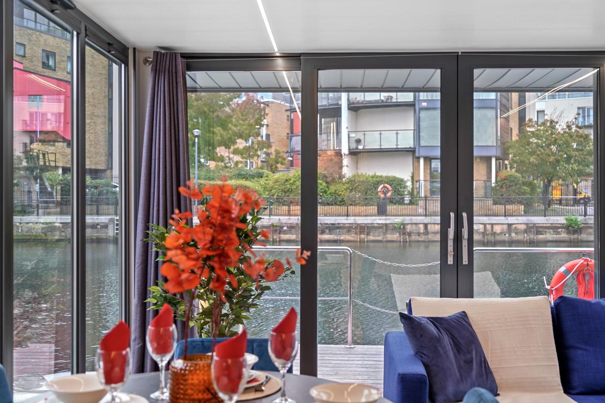 Unique Water Lodge In London - Sleeps 6 ภายนอก รูปภาพ