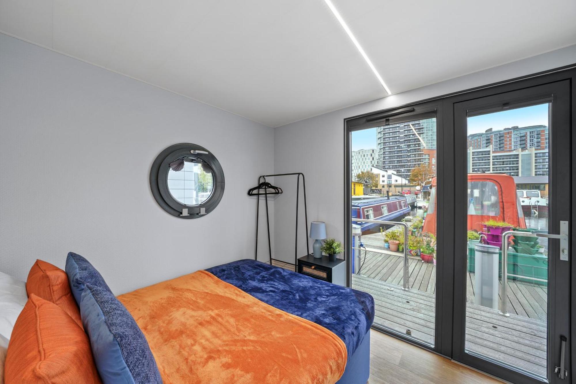 Unique Water Lodge In London - Sleeps 6 ภายนอก รูปภาพ