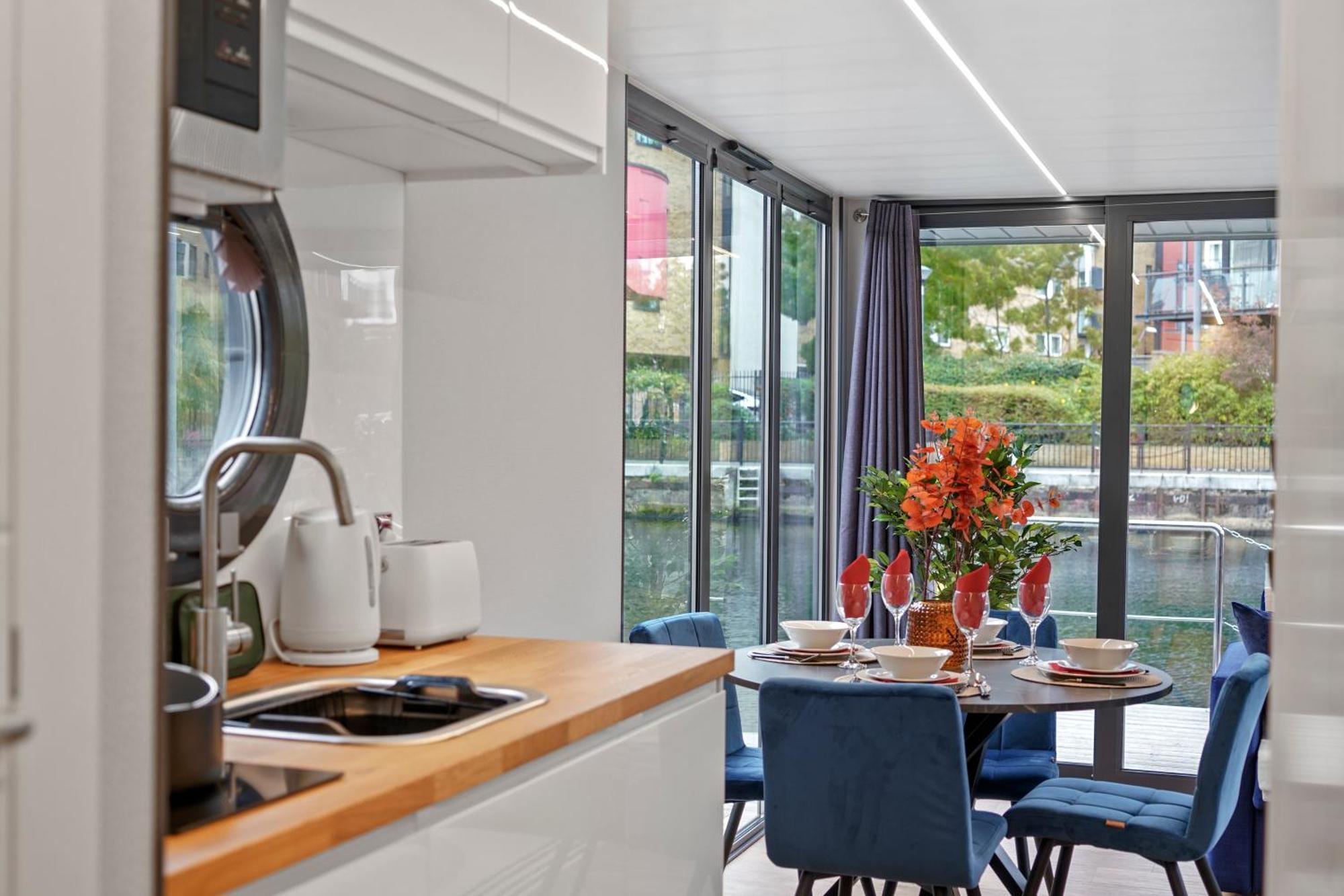 Unique Water Lodge In London - Sleeps 6 ภายนอก รูปภาพ