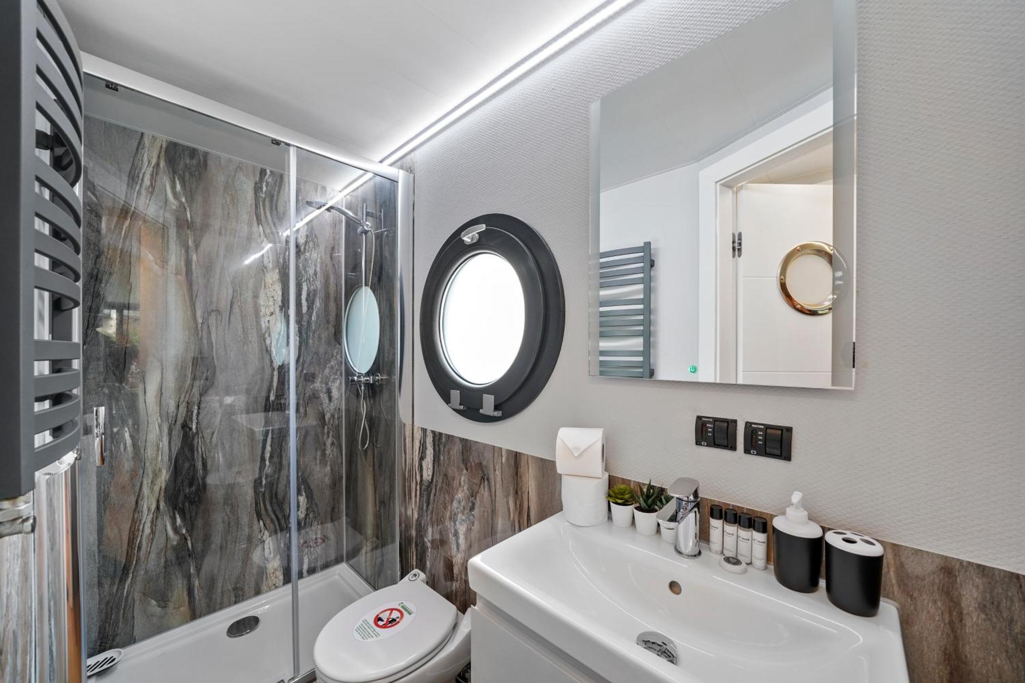 Unique Water Lodge In London - Sleeps 6 ภายนอก รูปภาพ