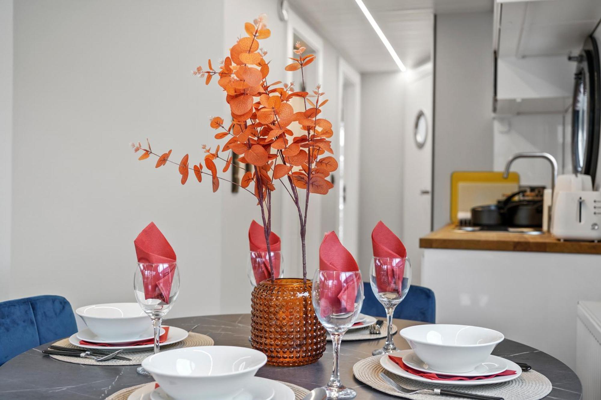 Unique Water Lodge In London - Sleeps 6 ภายนอก รูปภาพ